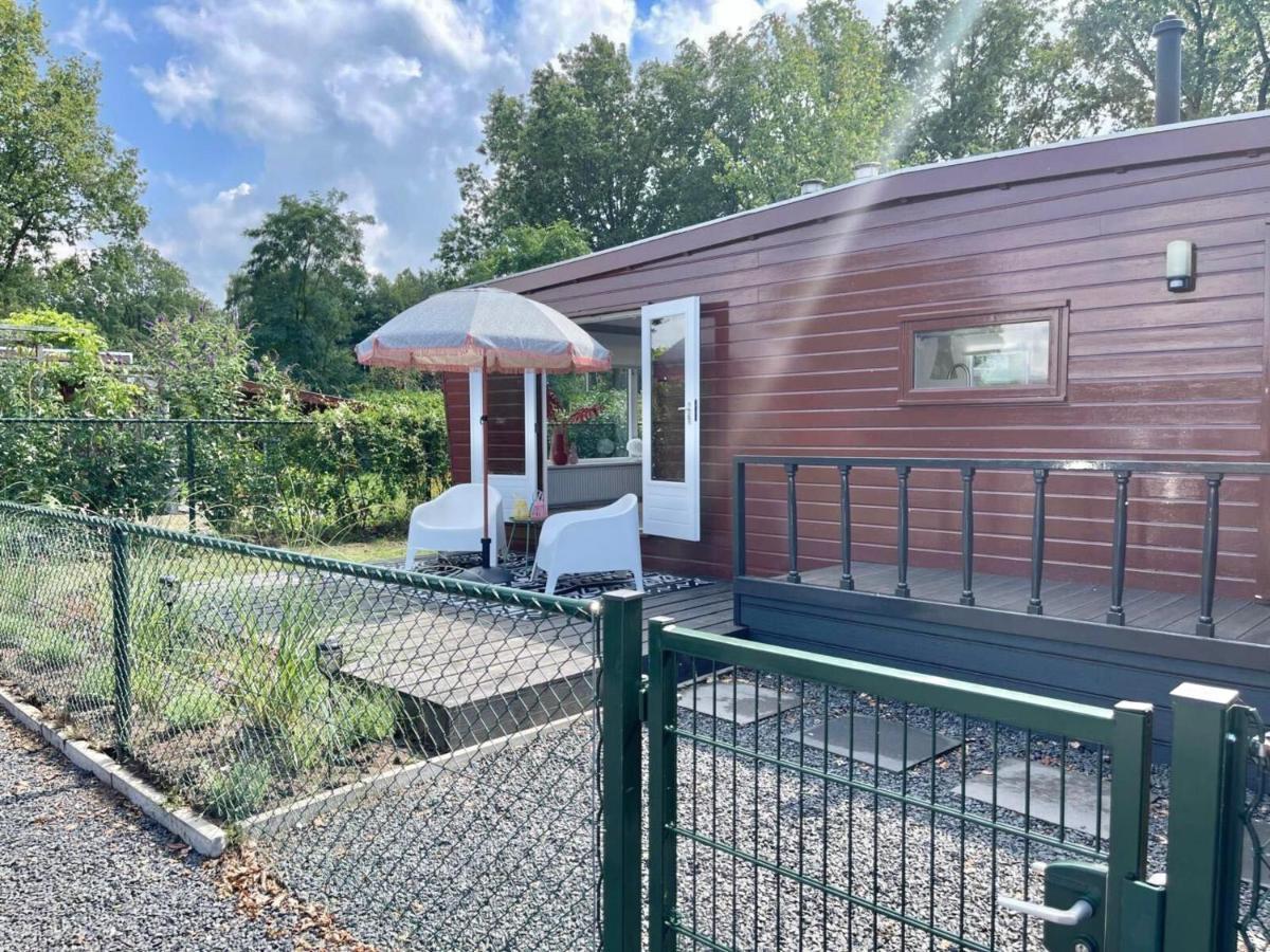 Erm Gezellig Chalet Met 2 Slaapkamers En Zicht Op Het Water מראה חיצוני תמונה